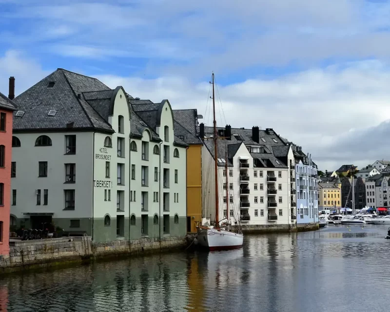 15-daagse-noorse-fjorden-cruise‑september‑2026-port-alesund-norway-c037-scaled