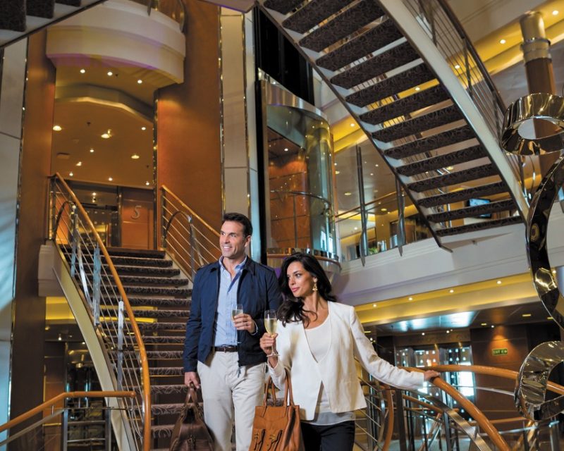 VOY Atrium Couple_2026-05-27_08-03-52 groot