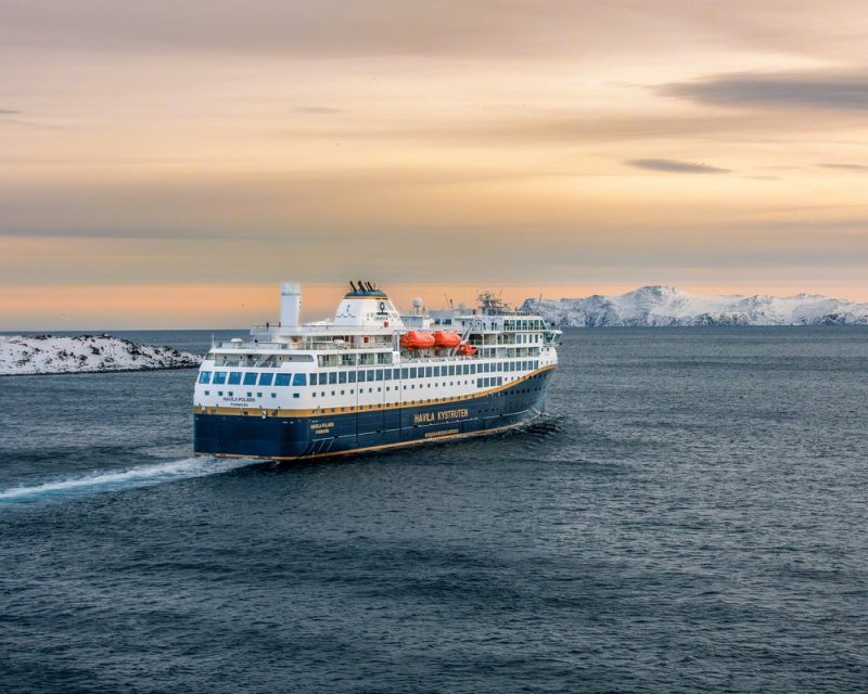 ship-winter-gold