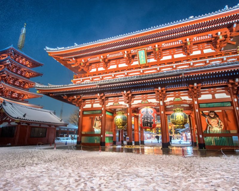 Heavy snow blizzard in Tokyo - Sensoji-ji, Temple in Asakusa, Japan