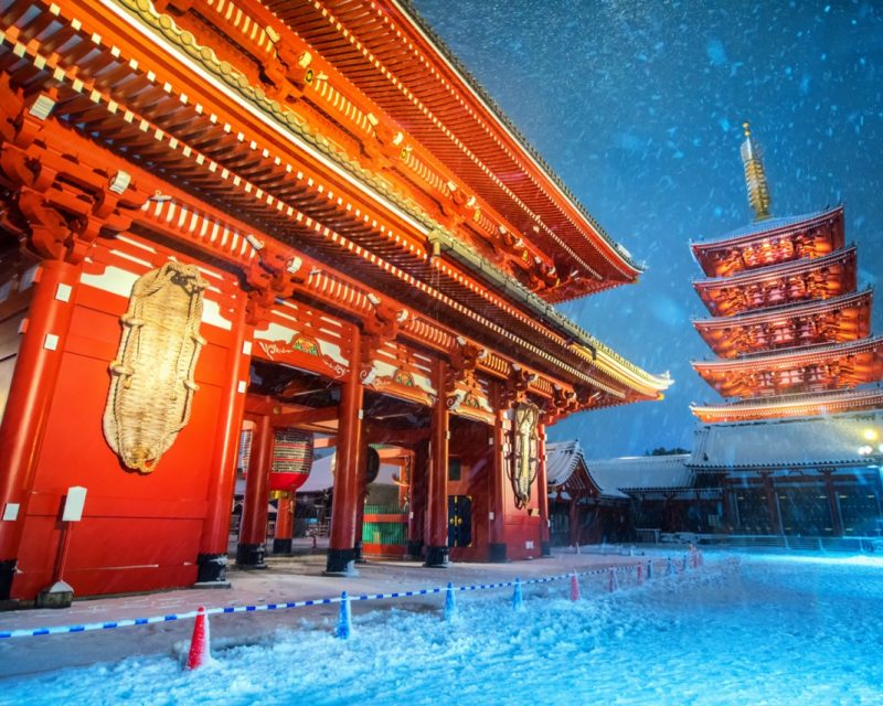 Heavy snow blizzard in Tokyo - Sensoji-ji, Temple in Asakusa, Japan